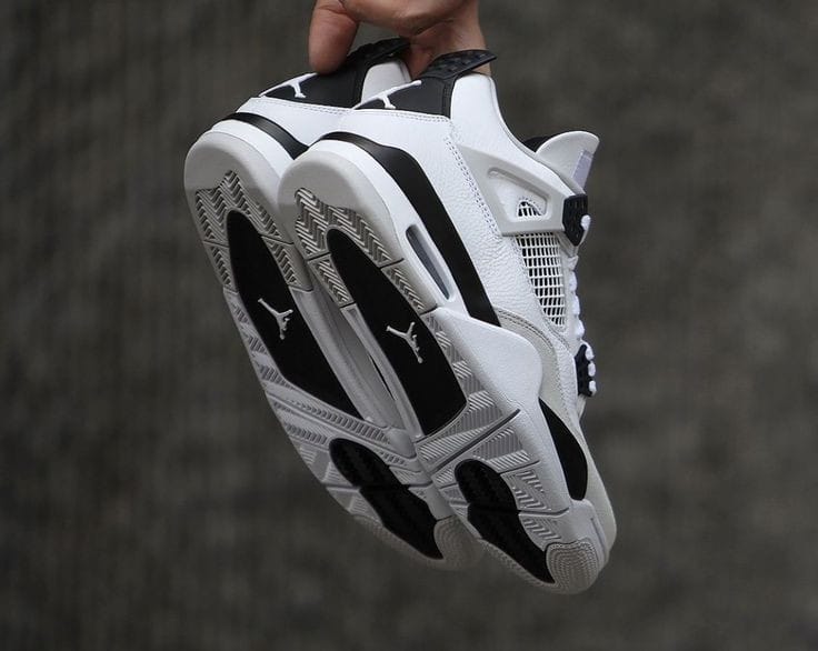 NIKE AIR JORDAN RETRO 4
